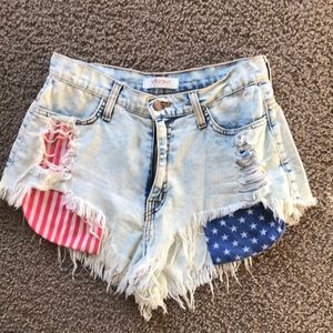 Distressed shorts with Flag Pockets